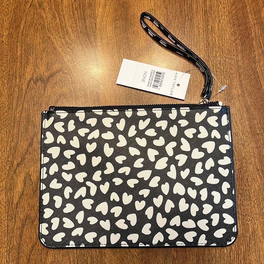 Wristlet with hearts. - Picture 1 of 2